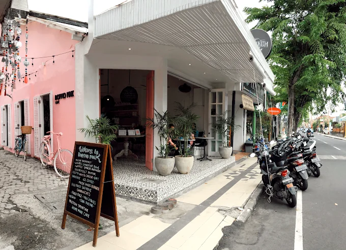 doppio cafe pink seminyak