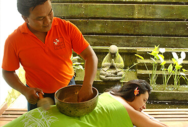 serenading singing bowl at jari menari