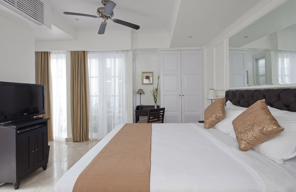 Interior view of Colony Superior Room featuring colonial decor