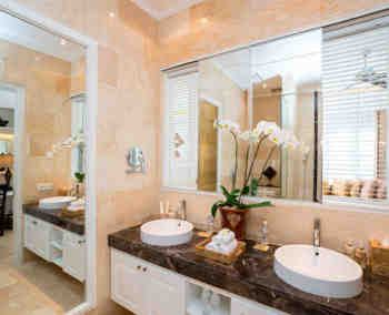 Residence Deluxe Bathroom Seminyak