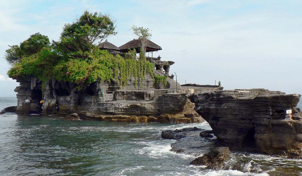 tanah lot temple in bali